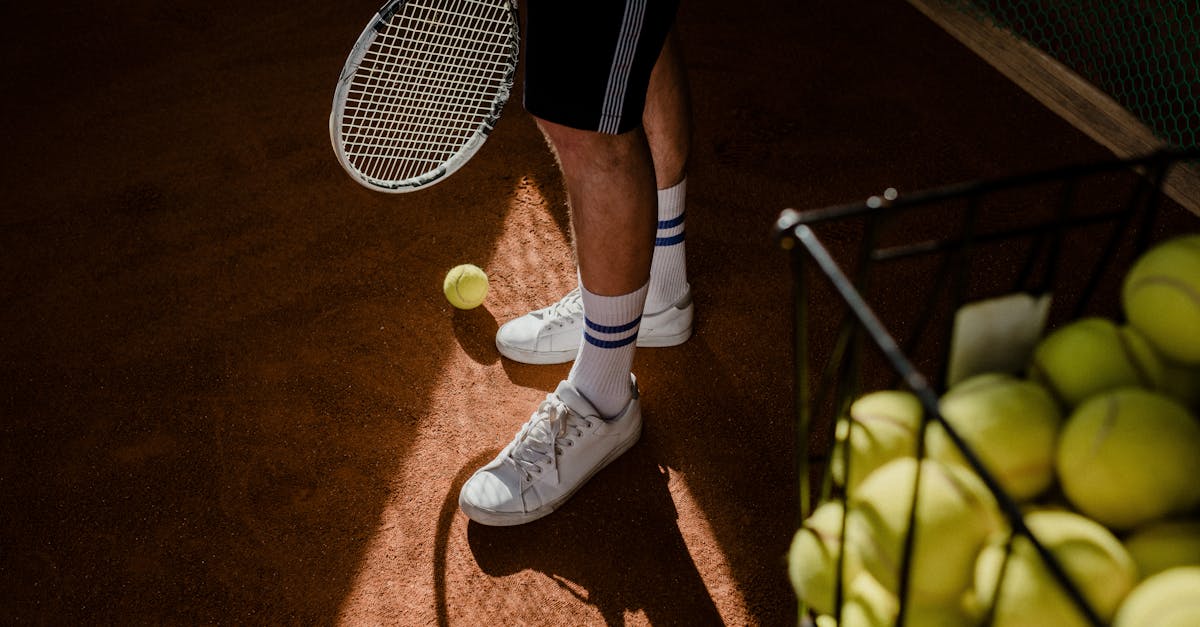 découvrez tout sur le cordage de raquette de tennis : techniques, conseils pour bien choisir votre tension et type de corde, astuces pour optimiser vos performances sur le court.