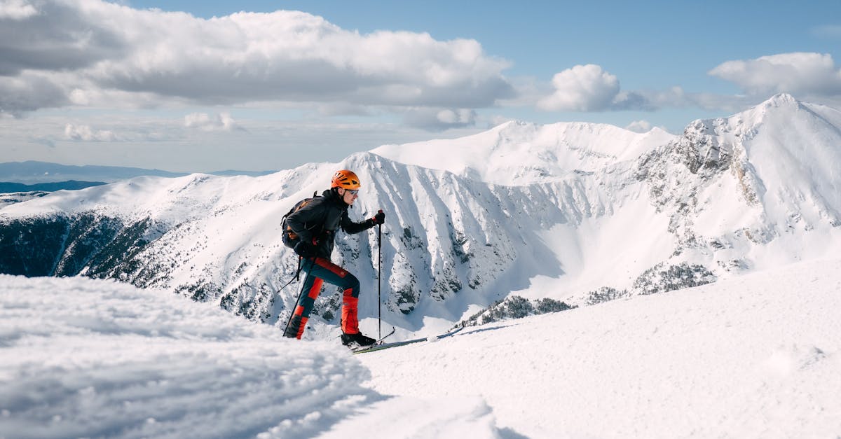 découvrez les conseils essentiels pour pratiquer la raquette en toute sécurité, prévenir les accidents et profiter pleinement de vos aventures hivernales.