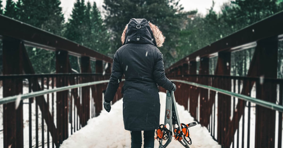 découvrez notre sélection de raquettes à neige pour des aventures hivernales inoubliables. confortables, légères et robustes, elles vous offrent une excellente adhérence sur tous les terrains enneigés.