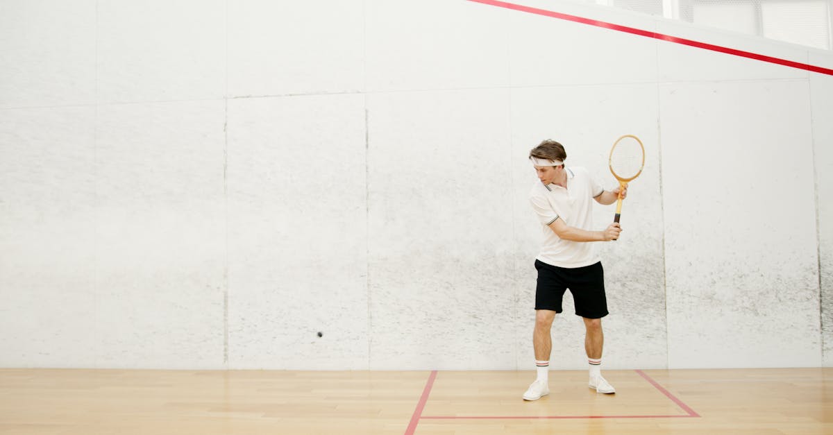 découvrez nos conseils pour bien choisir votre raquette de tennis adaptée à votre style de jeu et à votre niveau.