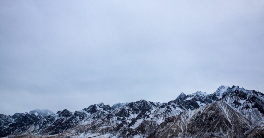 découvrez la randonnée en raquettes, une activité hivernale idéale pour explorer les paysages enneigés et profiter de la nature en toute tranquillité.