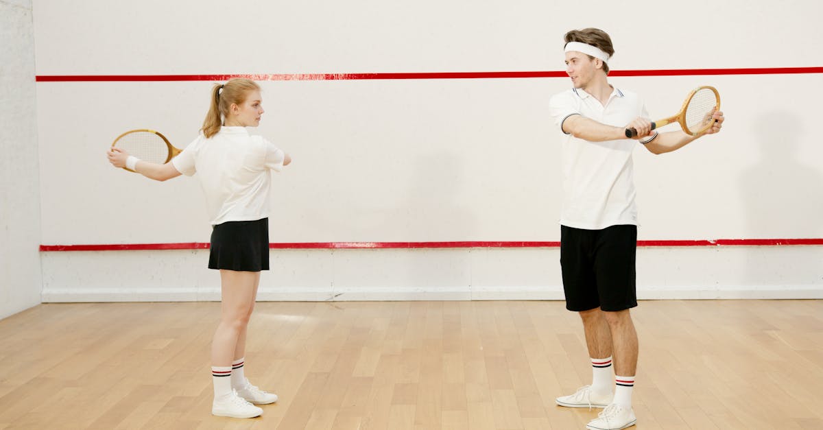 découvrez le racquetball, un sport dynamique et rapide qui se joue en salle avec une raquette et une balle, idéal pour tous les niveaux et passionnés de sensations fortes.