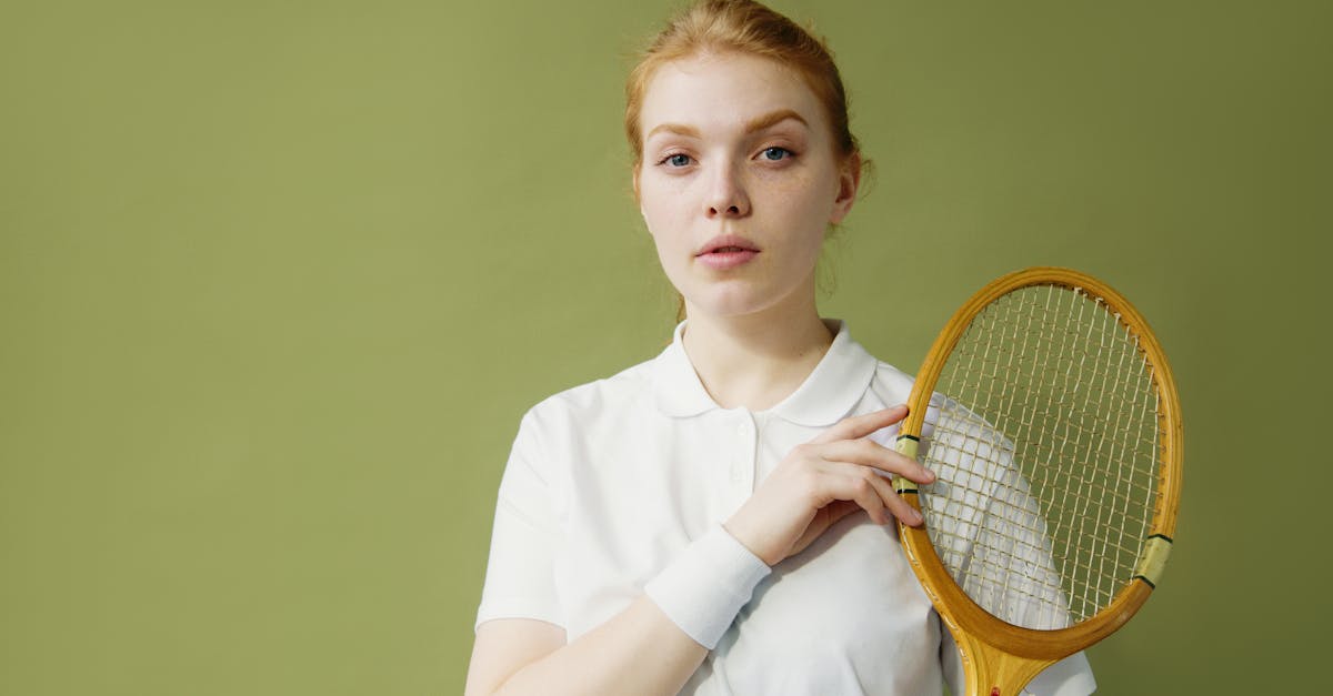 découvrez la raquette de tennis idéale pour femme débutante, alliant légèreté et maniabilité pour un apprentissage facile et agréable sur le court.