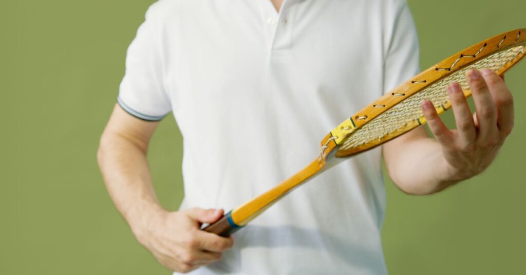 découvrez comment agrandir la poignée de votre raquette de tennis pour un meilleur confort et une prise en main optimale lors de vos matchs.