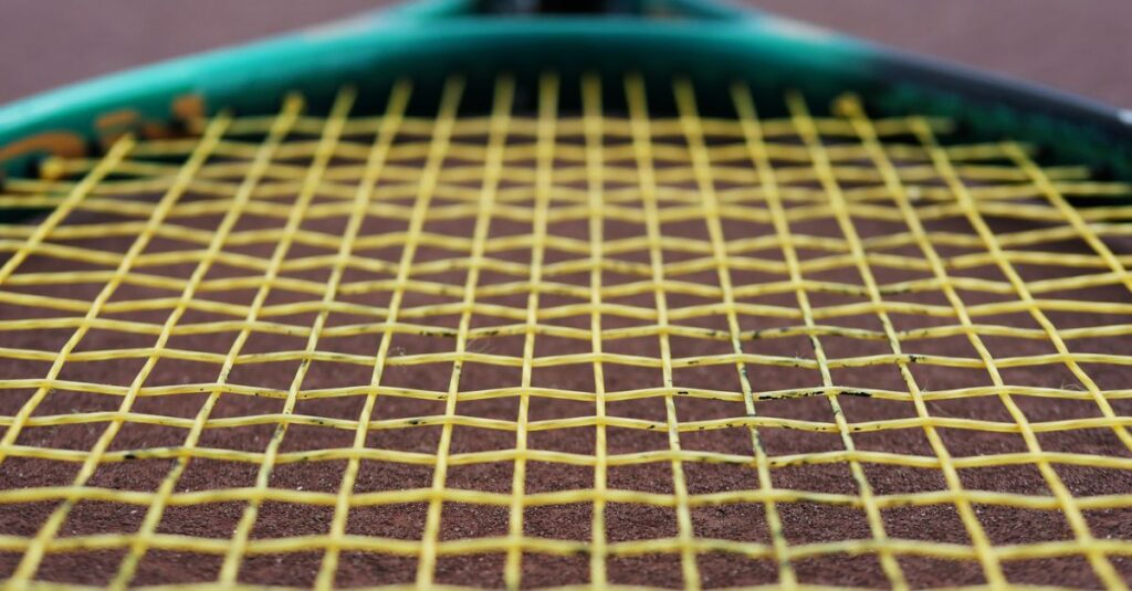 découvrez notre large sélection de grips pour raquettes de tennis, offrant confort et adhérence optimale pour améliorer votre jeu.