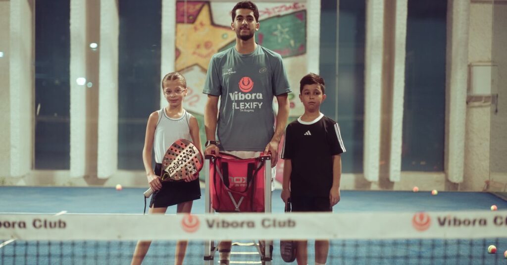 découvrez comment choisir la raquette de tennis idéale pour les juniors, avec des conseils adaptés à leur âge, taille et niveau de jeu pour progresser rapidement sur le court.