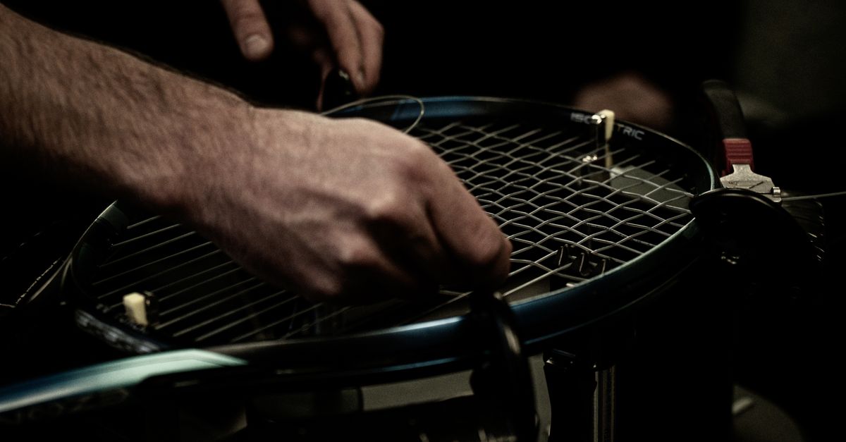 découvrez les principaux composants d’une raquette de tennis : cadre, cordage, manche et grip, ainsi que leur rôle dans le jeu.