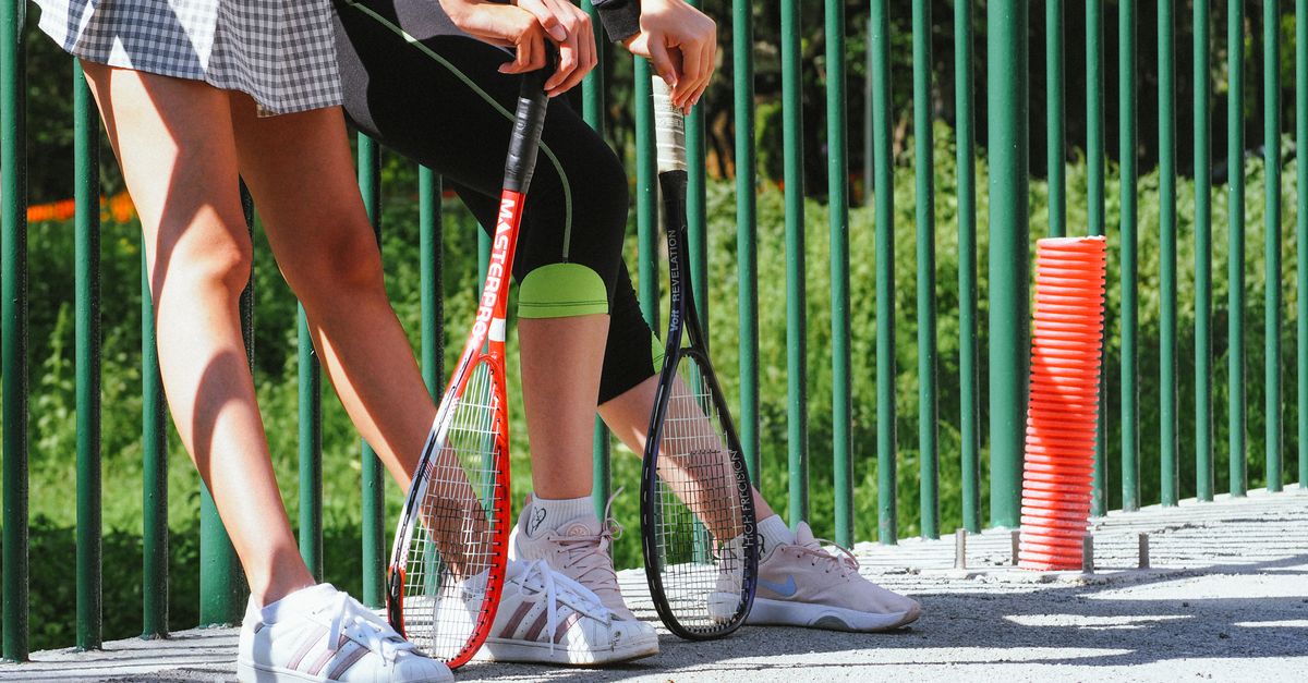 découvrez comment choisir la bonne taille de raquette de tennis selon votre âge, votre niveau et votre morphologie.